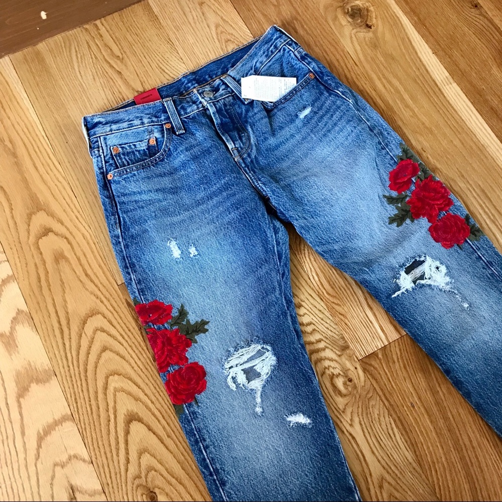 ❤️ SOLD OUT ❤️ NWT LEVIS CROPPED TAPER JEANS - Picture 2 of 8